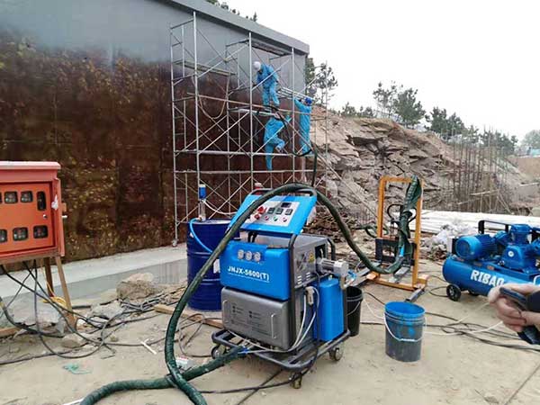 喷防腐材料设备 用什么喷涂机好?(图1) 聚脲喷涂机JNJX-H5600(T)形象墙防腐喷涂