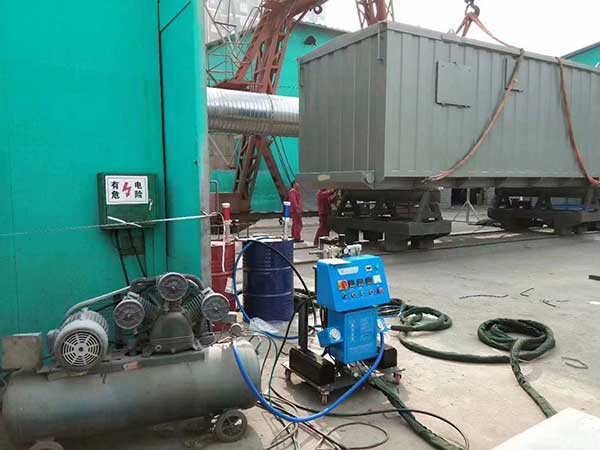 Q2600聚氨酯发泡设备应用于集装箱移动房保温施工