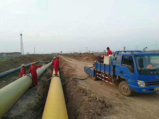 什么是聚氨酯补口机?(图2) 聚氨酯补口机Q2600系列施工现场