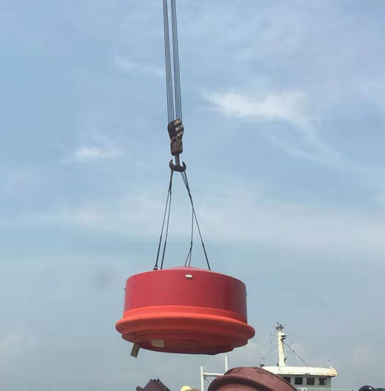 海上漂浮的钢质浮筒填充聚氨酯发泡机(图1) 海上漂浮的钢质浮筒