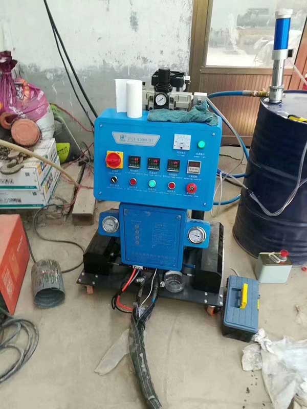 小型聚氨酯发泡机(图1) Q2600(D)型高压小型聚氨酯发泡机