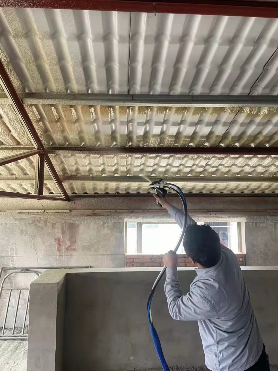 山东九旭机械-某养殖场猪舍彩钢瓦保温工程-案例图 (3)