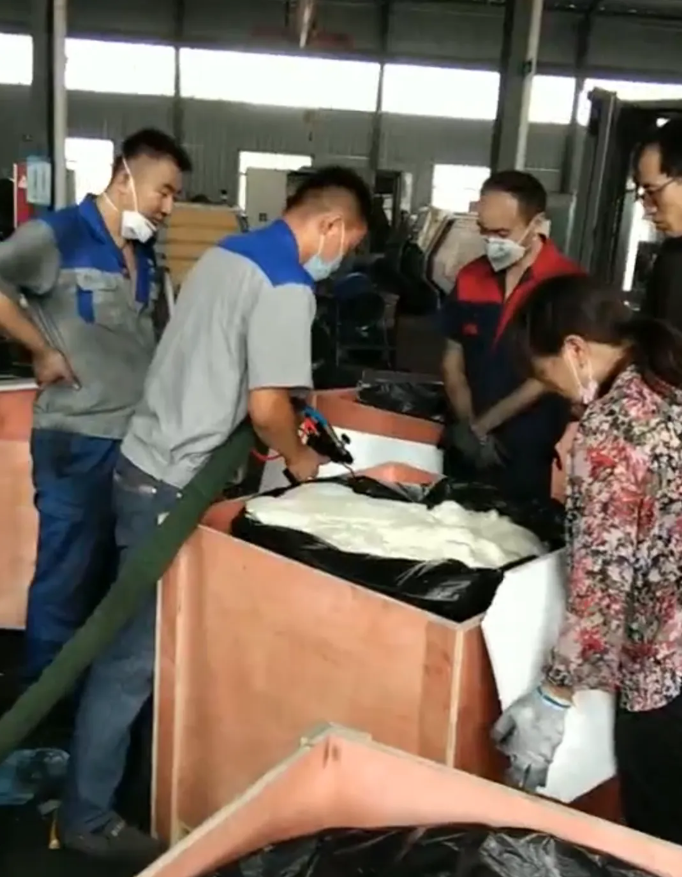 聚氨酯发泡机泡沫填充贵重品的“移动安全舱” 聚氨酯发泡机泡沫填充贵重品的“移动安全舱”
