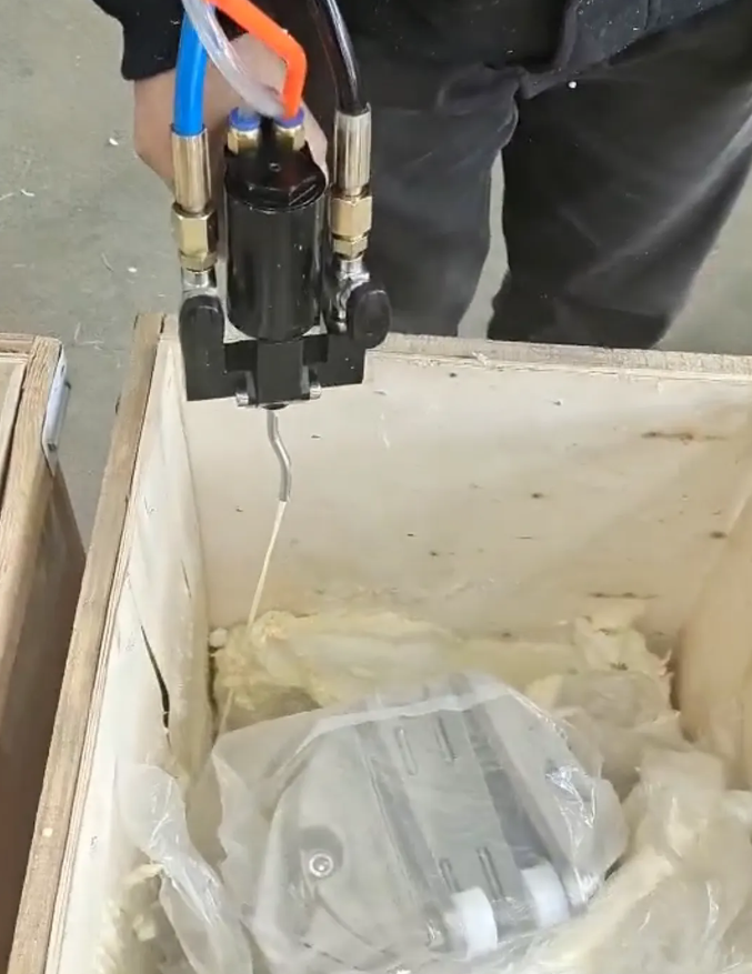 聚氨酯发泡机泡沫填充贵重品的“移动安全舱” 聚氨酯发泡机泡沫填充贵重品的“移动安全舱”
