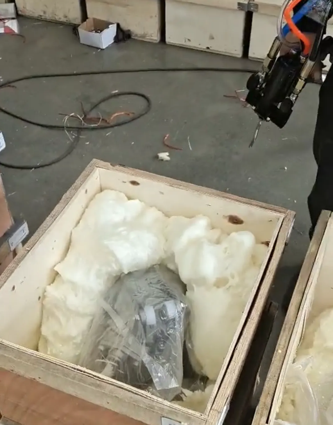 聚氨酯发泡机泡沫填充贵重品的“移动安全舱” 聚氨酯发泡机泡沫填充贵重品的“移动安全舱”