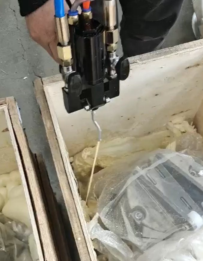 聚氨酯发泡机泡沫填充贵重品的“移动安全舱” 聚氨酯发泡机泡沫填充贵重品的“移动安全舱”