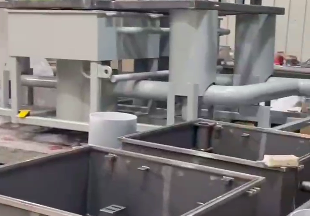 聚脲喷涂：  解锁工矿设备防护新范式作业实景
