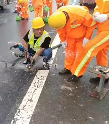 聚氨酯注浆机沥青路面填缝施工