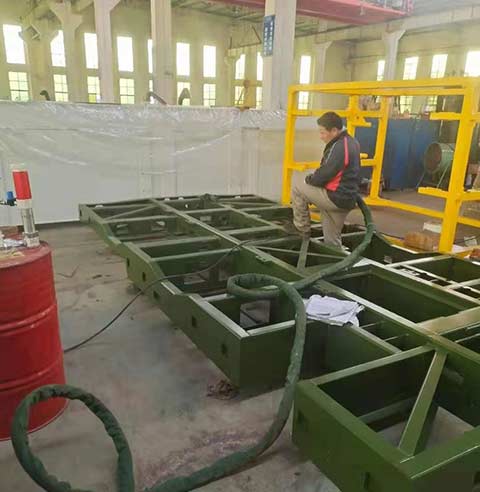 化工设备喷涂保温(图2) 设备框架保温聚氨酯发泡施工